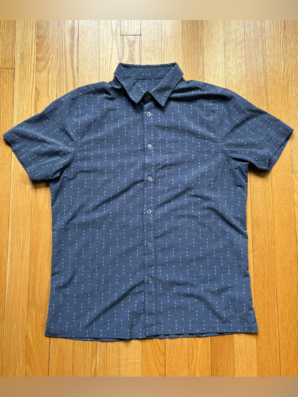 Vuori Men’s Bridge Button Down Short Sleeve Shirt Medium Blue Arrow Print